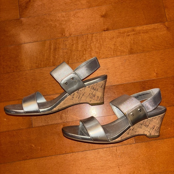 Mootsie Tootsie Shenan Silver Wedge Sandals Size 7.5 - Picture 1 of 6